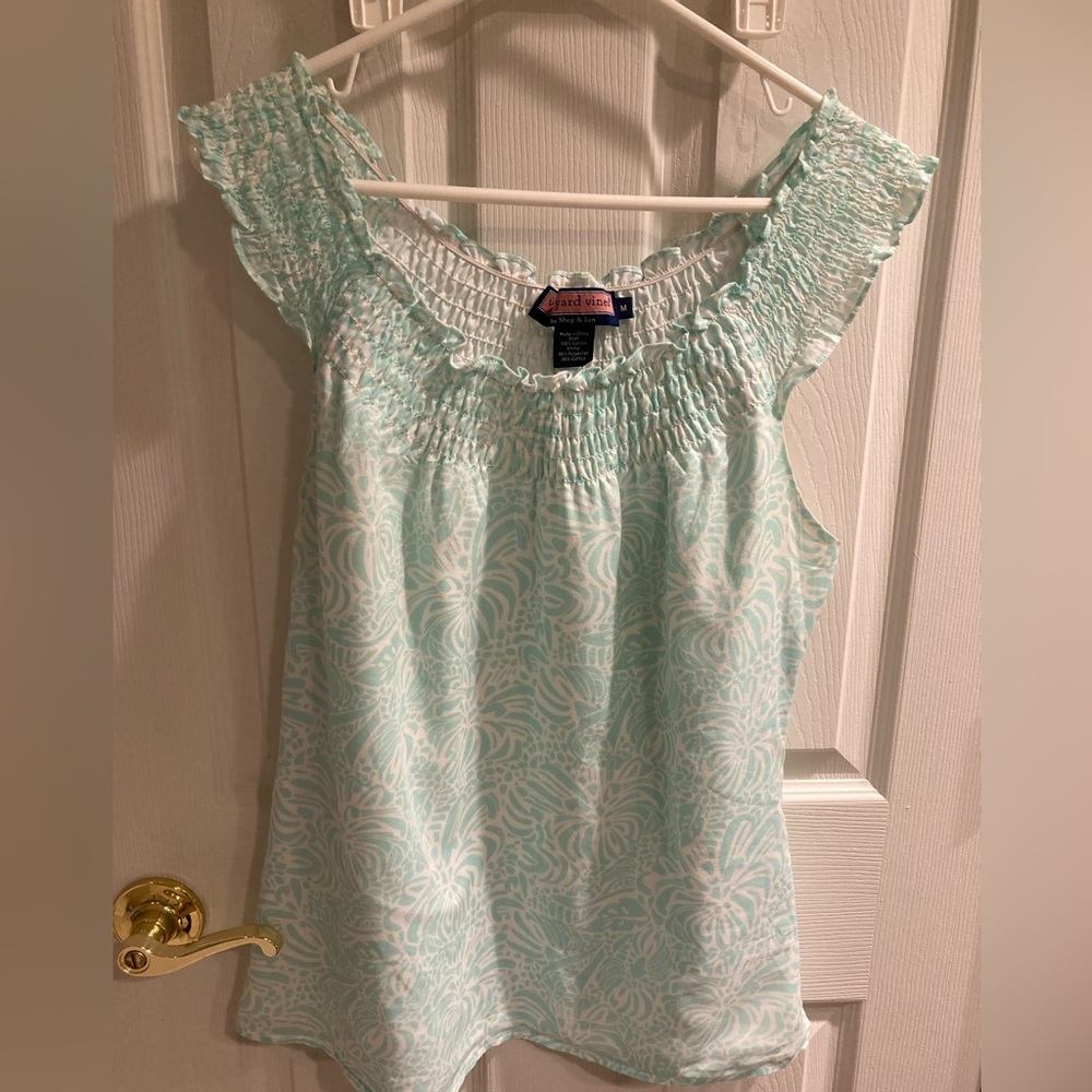 Vineyard Vines cotton top with elastic yoke.  Lined with side zip.  EUC. Size m